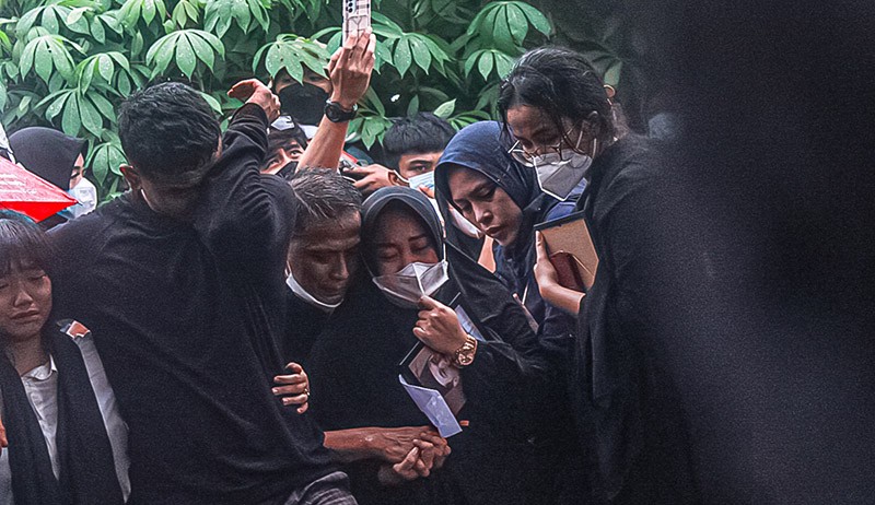 Tangis Peziarah Pecah saat Jenazah Vanessa Angel dan Suami Dimakamkan Satu Liang - Bagian 1