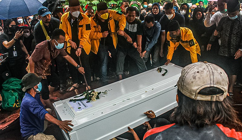 Tangis Peziarah Pecah saat Jenazah Vanessa Angel dan Suami Dimakamkan Satu Liang - Bagian 3