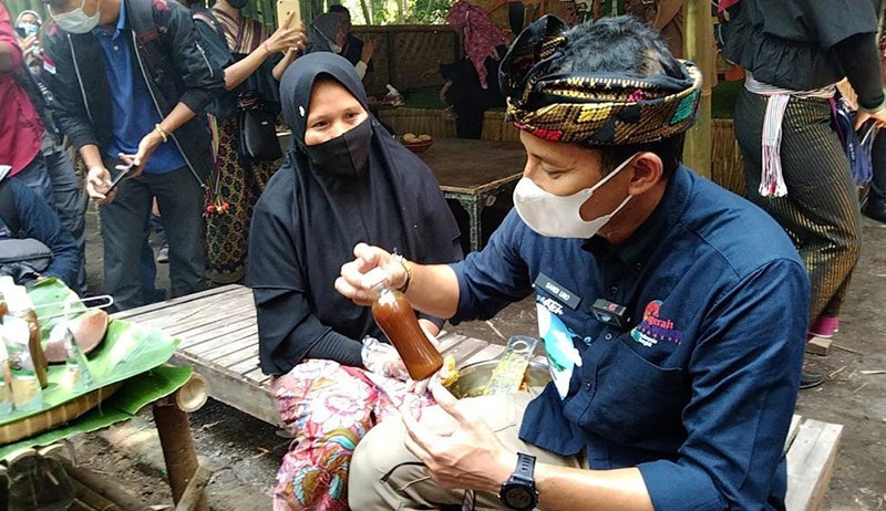 Menteri Sandiaga Dukung Penjual Jamu dengan Alat Pemarut: Produktif, Indonesia Bangkit! - Bagian 1
