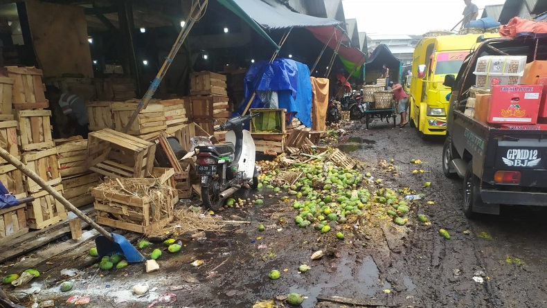 Viral, Pedagang Buah di Pasar Caringin Bandung Buang Dagangan ke Jalan