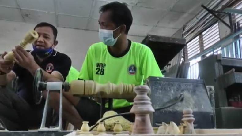 Wow, Warga Binaan Rutan Wonosobo Terampil Buat Catur Raksasa  