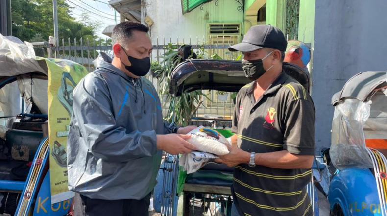 Jumat Berkah, Kapolres Salatiga Bagikan Beras untuk Warga Terdampak Pandemi 