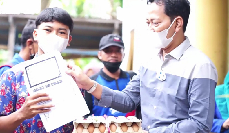 Semangati Warga Blitar untuk Vaksin, Anggota DPRD Jatim Ini Bagikan Telur Gratis