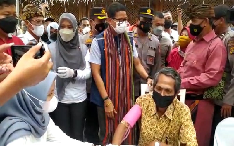 Sandiaga Uno Tinjau Serbuan Vaksinasi Covid-19 di Lombok Timur