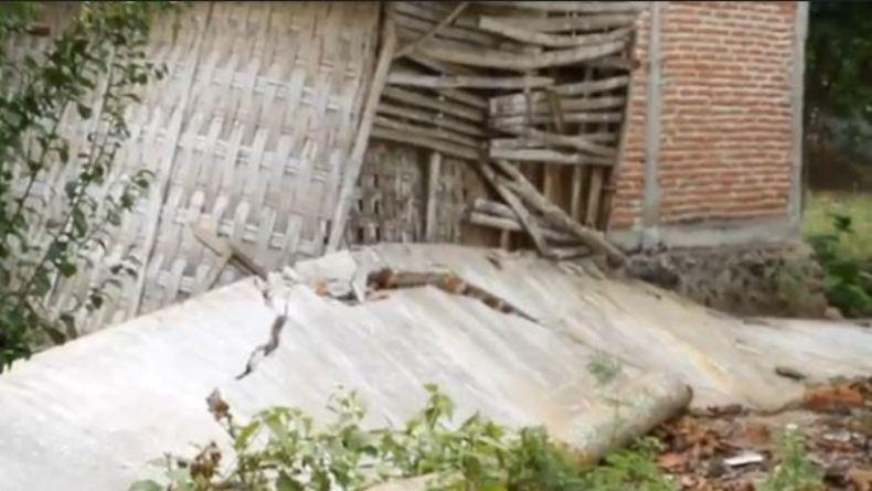 Hujan Deras, Pagar Tembok Sekolah di Blora Ini Mendadak Roboh 