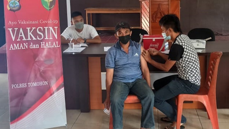 Serius Cegah Covid-19, Vaksinasi Massal Terus Digelar Polres Tomohon