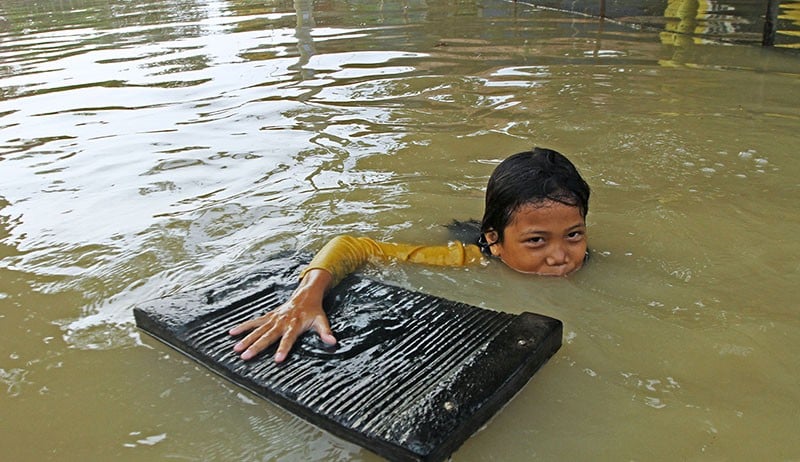 Ratusan Rumah Terendam Banjir akibat Luapan Sungai Cibeet Karawang - Bagian 3