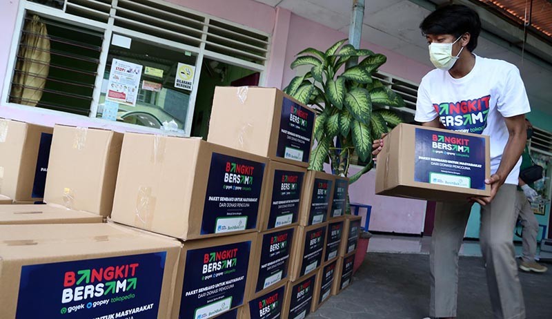 Gerakan Bangkit Bersama, GoTo Bagikan Ribuan Paket Sembako di Surabaya - Bagian 3