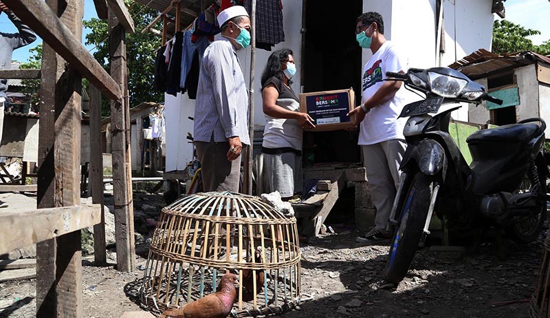 Gerakan Bangkit Bersama, GoTo Bagikan Ribuan Paket Sembako di Surabaya - Bagian 1