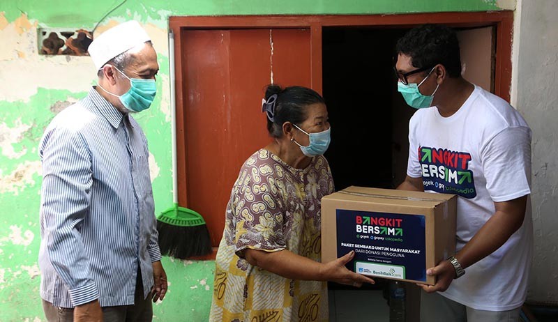 Gerakan Bangkit Bersama, GoTo Bagikan Ribuan Paket Sembako di Surabaya - Bagian 2