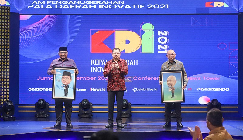 Kepala Daerah Berprestasi Terima Penghargaan KDI 2021 - Bagian 2