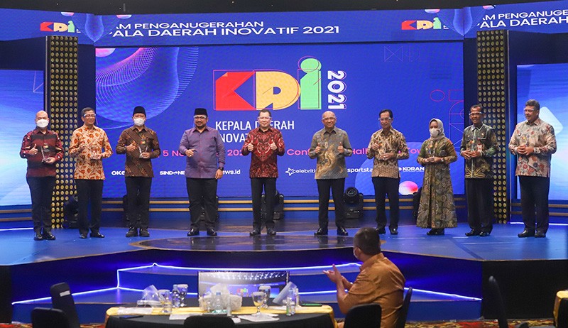 Kepala Daerah Berprestasi Terima Penghargaan KDI 2021 - Bagian 1