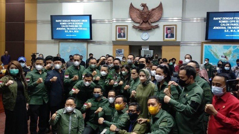 Momen Jenderal Andika Perkasa Selfie Bareng Anggota Komisi I DPR usai Fit and Proper Test