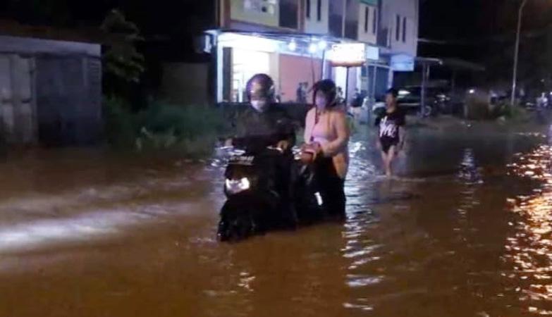 Diguyur Hujan Deras, Sejumlah Ruas Jalan di Mamuju Terendam Banjir 