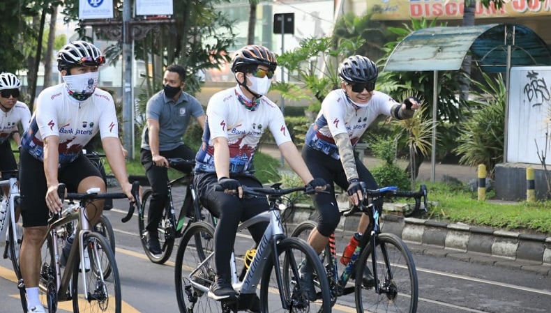 Tour de Borobudur Digelar, Ganjar dan Gibran Kompak Pimpin Ratusan Pesepeda