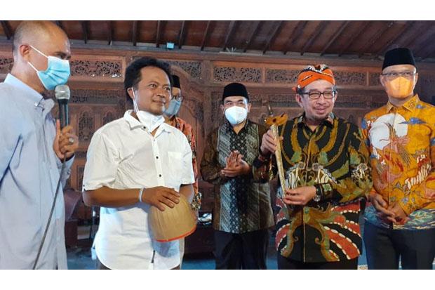  Salim Segaf Al-Jufri Diberi Hadiah Sebilah Keris oleh Dalang Muda dari Gunungkidul