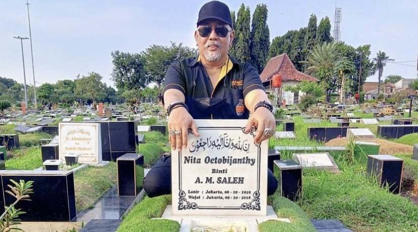 Kunjungi Makam Istri, Indro Warkop Tulis Pesan Haru: Semoga Kita Ketemu ...