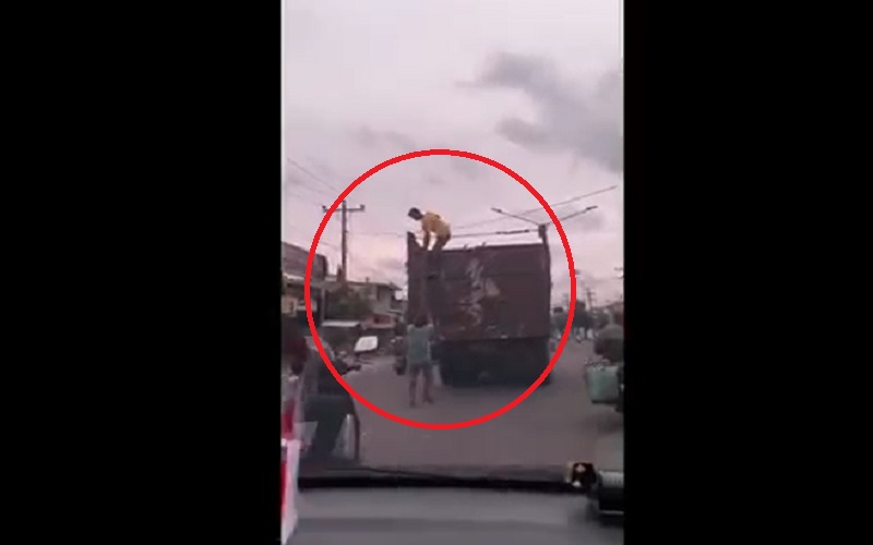 2 Bajing Loncat Terekam Kamera Warga Curi Besi Dari Truk Bagian 1