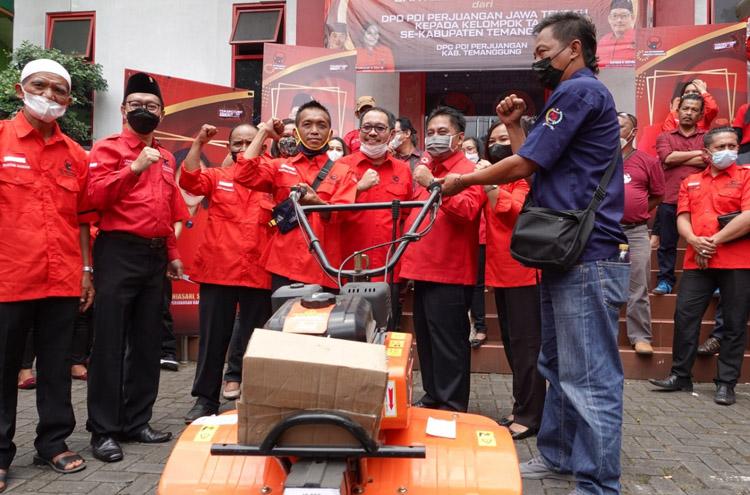 Dukung Produktivitas Pertanian, DPC PDIP Temanggung Bagikan 16 Traktor ke Petani