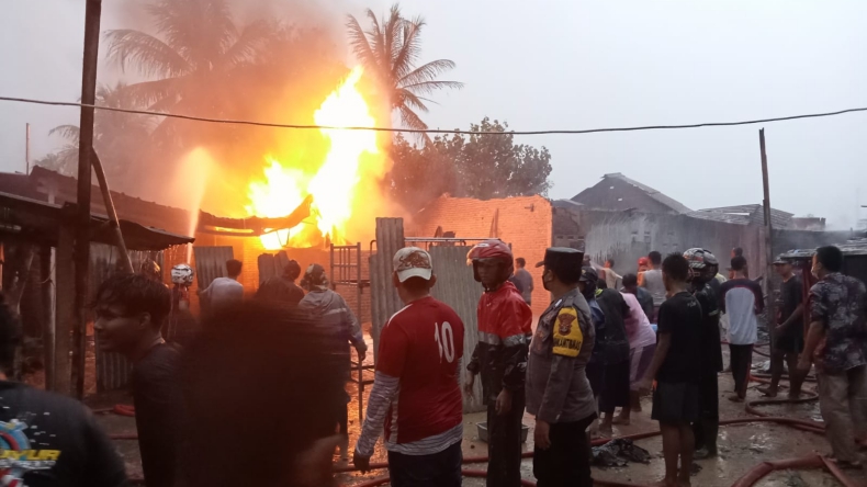 Diduga Disambar Petir, Gudang di Pringsewu Ludes Terbakar