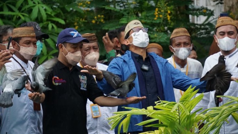 title Kunjungi Desa Wisata Bubohu-Bongo, Menparekraf Sandiaga Uno Disambut Tarian Adat Longgo Kunjungi Desa Wisata Bubohu-Bongo, Menparekraf Sandiaga Uno Disambut Tarian Adat Longgo