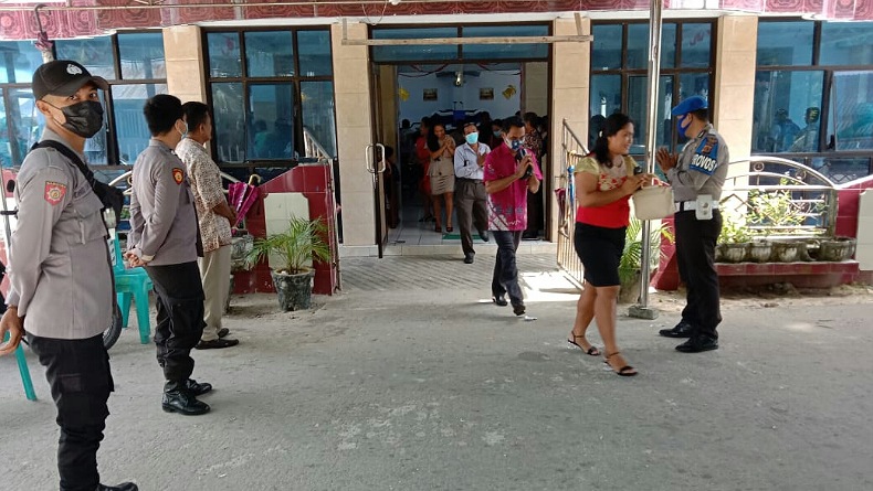 Personel Kepolisian di Sangihe Gelar Pengamanan Ibadah Minggu, Ajak Jemaat Patuhi Prokes