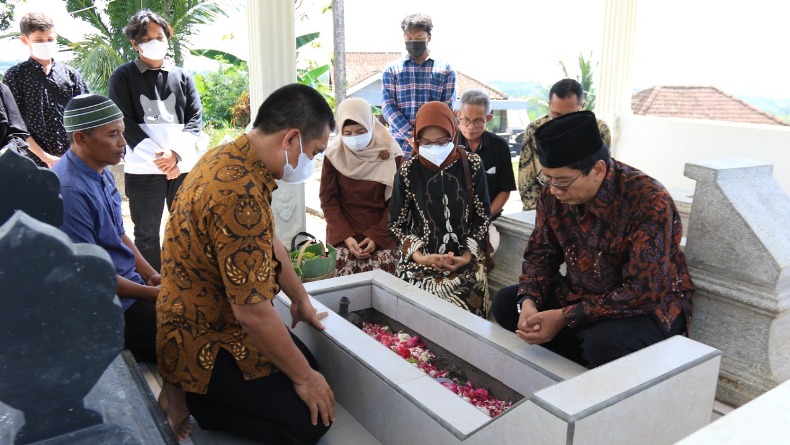 Kunjungi Orang Tua Gilang, Ini yang Disampaikan Rektor UNS 