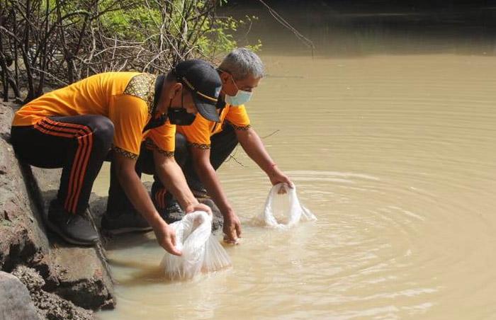 Peringati Hari Cinta Puspa dan Satwa, SMKN 4 Purworejo Tebar Ribuan Benih ikan