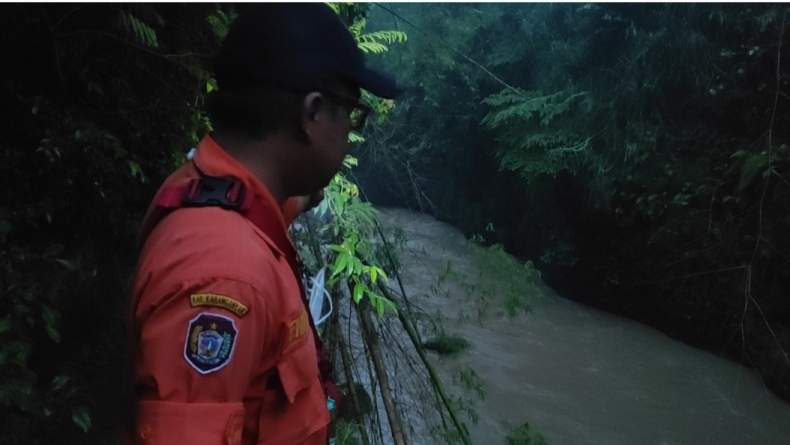 title 6 Pemancing Terseret Air Bah di Karanganyar, 1 Hilang 6 Pemancing Terseret Air Bah di Karanganyar, 1 Hilang
