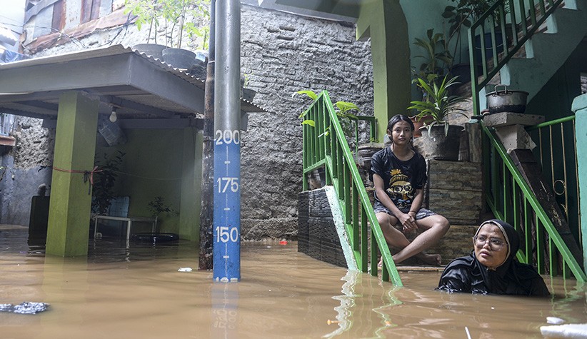 Jakarta Banjir, Permukiman Warga Kebon Pala Terendam Satu Meter Lebih - Bagian 1