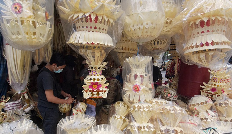 Persiapan Warga Bali Sambut Hari Raya Galungan - Bagian 2