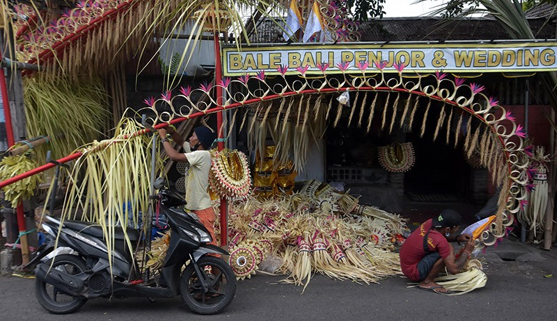 Persiapan Warga Bali Sambut Hari Raya Galungan - Bagian 1