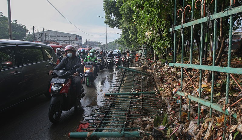 Tanggul Kali Baru Jebol Menyisakan Lumpur di Jalanan Hek Kramat Jati - Bagian 2