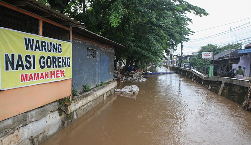Tanggul Kali Baru Jebol Menyisakan Lumpur di Jalanan Hek Kramat Jati - Bagian 5