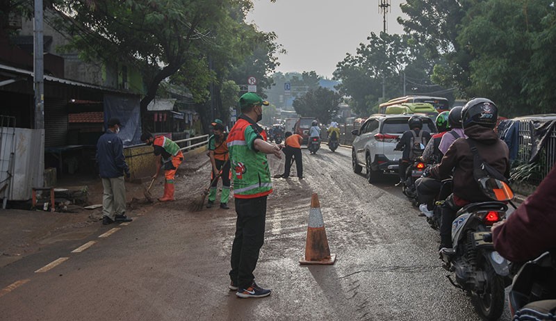 Tanggul Kali Baru Jebol Menyisakan Lumpur di Jalanan Hek Kramat Jati - Bagian 4