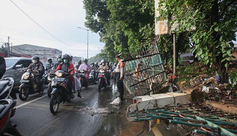 Tanggul Kali Baru Jebol Menyisakan Lumpur di Jalanan Hek Kramat Jati - Bagian 3