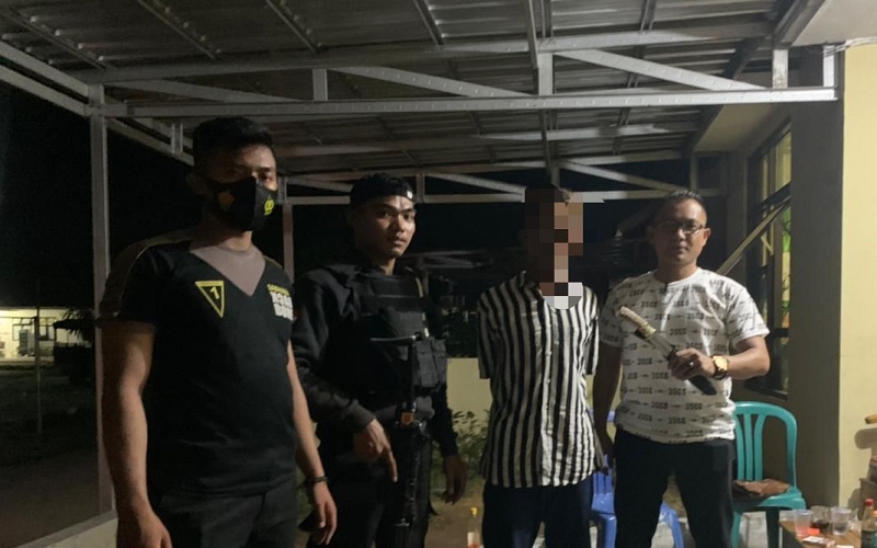 Asyik Nongkrong di Pos Kota, Pemuda Ini Kena Razia Senjata Tajam