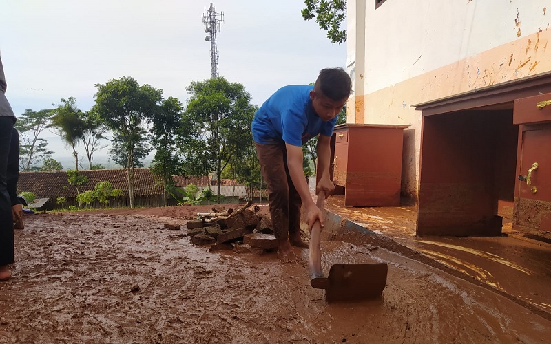 SMPN 3 Saguling Diterjang Banjir Lumpur, Aktivitas PTM Terganggu 