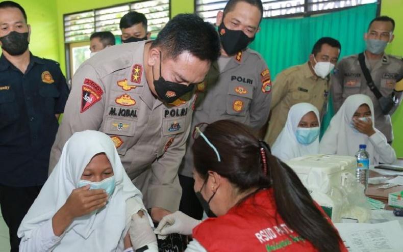 Kapolda NTB Pantau Langsung Vaksinasi Pelajar di Batulayar: Ini Semangat Kemanusiaan