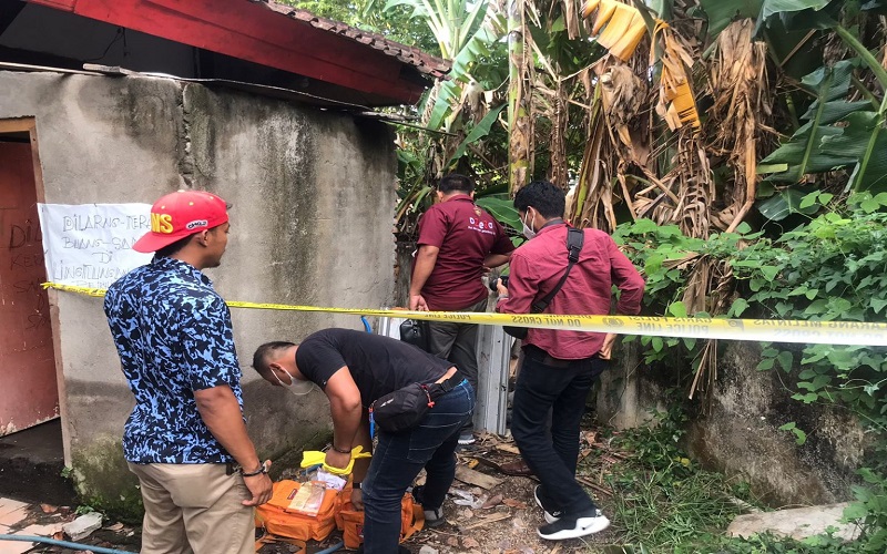 title Sumbawa Gempar, Mayat Bayi dengan Ari-Ari Masih Menempel Tergeletak di Belakang Toko Sumbawa Gempar, Mayat Bayi dengan Ari-Ari Masih Menempel Tergeletak di Belakang Toko