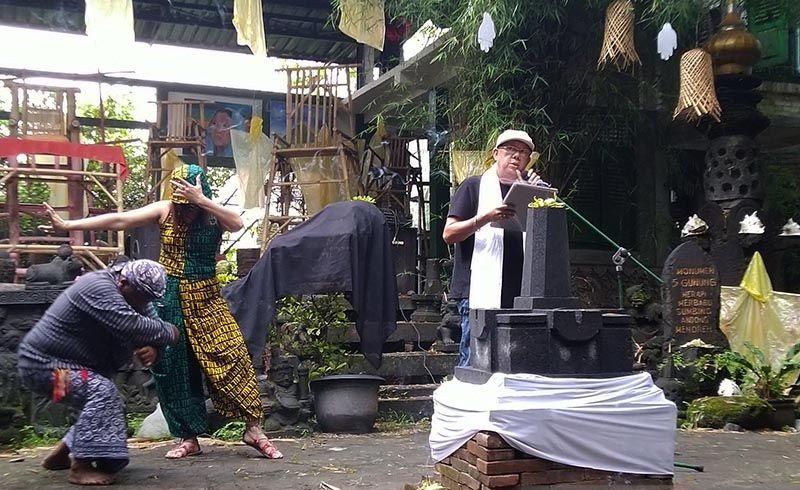 Seniman Ini Buat Patung Lingga Yoni Rendra Menyetubuhi Zaman, Ini Maknanya