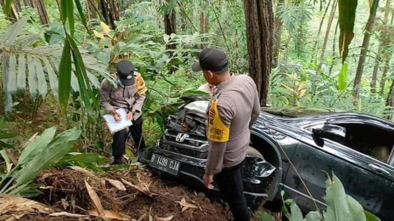 title Mobil Terjun ke Jurang Alas Sigong Purworejo, 3 Luka Mobil Terjun ke Jurang Alas Sigong Purworejo, 3 Luka