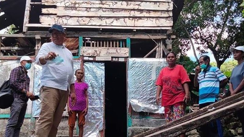 title Bupati Maluku Tenggara Bantu Renovasi 2 Rumah Warga Tak Layak Huni Bupati Maluku Tenggara Bantu Renovasi 2 Rumah Warga Tak Layak Huni