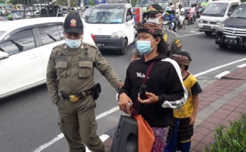 Pengamen Berbaju Adat Bali Kembali Ramai di Denpasar, Satpol PP Turun Tangan