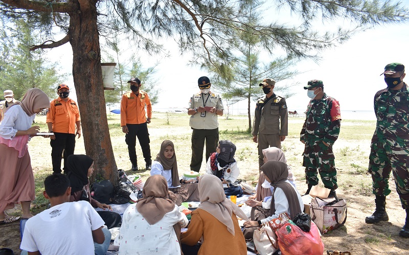 Pengunjung Pantai Dapat Hadiah Tes Antigen gegara Nekat Tak Pakai Masker
