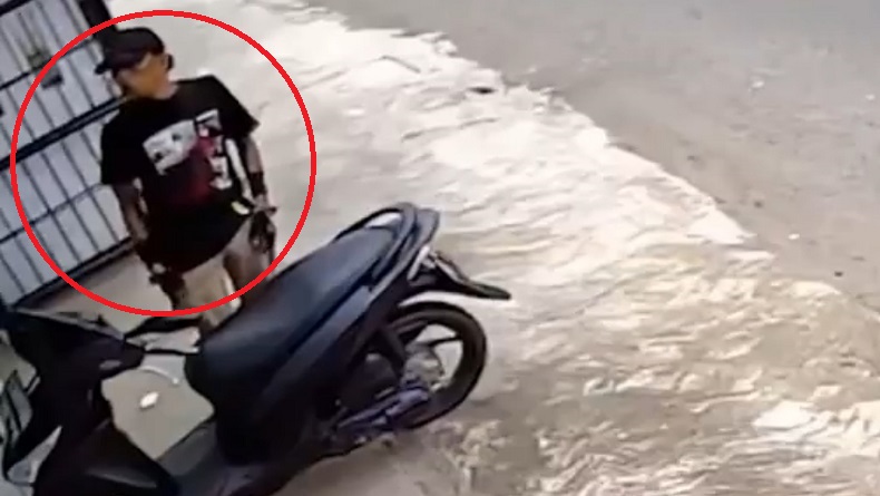 Viral Aksi Pesepeda di Purwakarta Curi HP di Dashboard Motor Terekam CCTV