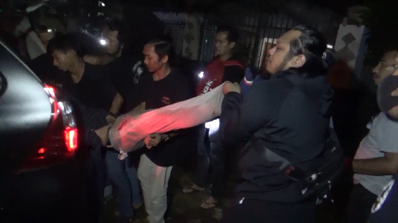 Pemuda di Makassar Terkapar di Pinggir Jalan dengan Luka Lebam dan Tertancap Busur