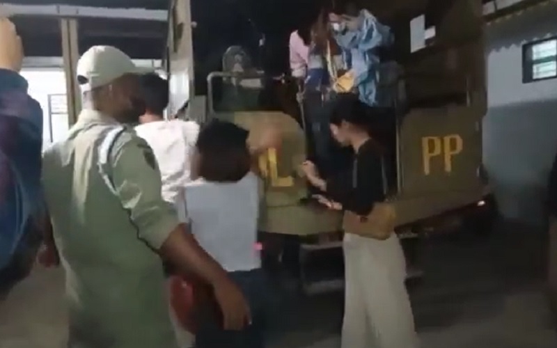 Razia Pasangan Mesum, Petugas Temukan Sejoli Asyik Sekamar di Hotel