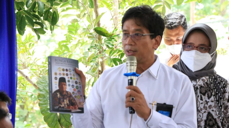 Rektor UNS Luncurkan 4 Buku saat Moment Ulang Tahun ke-60 