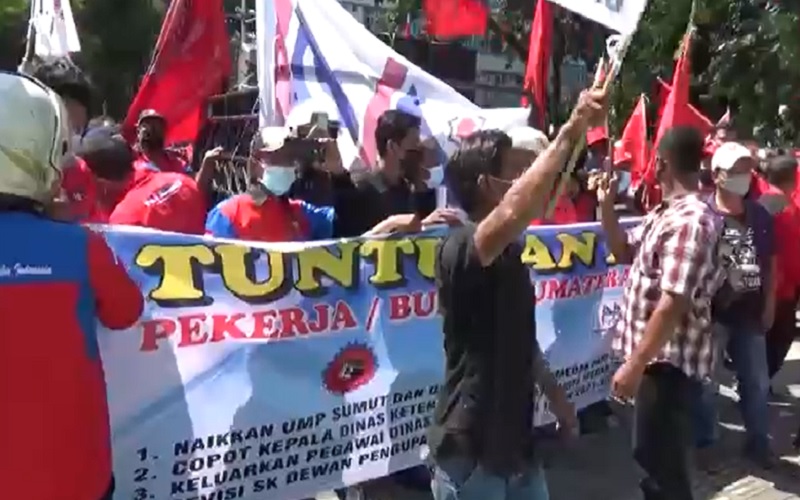 Tuntut Kenaikan Upah 2022, Buruh Geruduk Kantor Wali Kota Medan